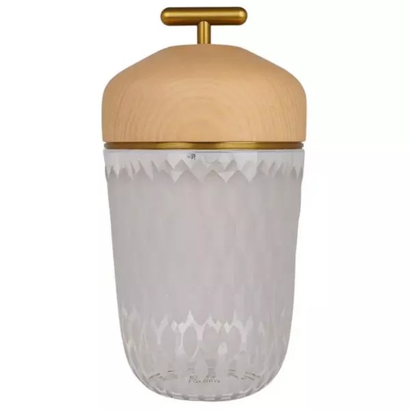 Kristalna lampa sa drvenom dekoracijom